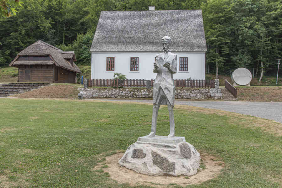 Croacia - Smiljan 03 - Centro Conmemorativo Nikola Tesla - estatua de Nikola Tesla